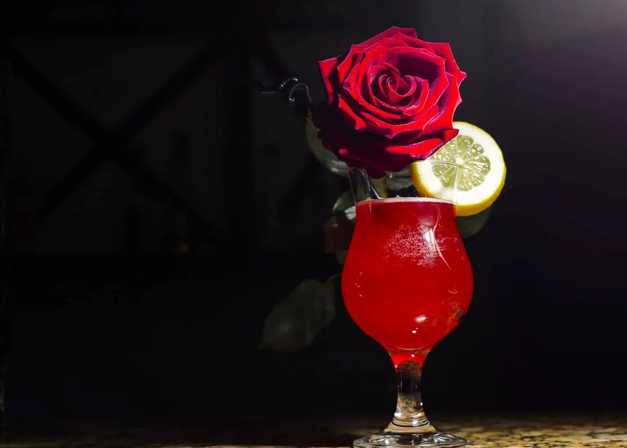 Deux Cocktails Roses Avec Des Paillettes Dorées Et Une Guimauve Sur Le  Dessus.